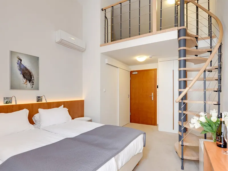 Stilvolles Studio mit Mezzanine | Klimaanlage und Parkplatz – Foto 4