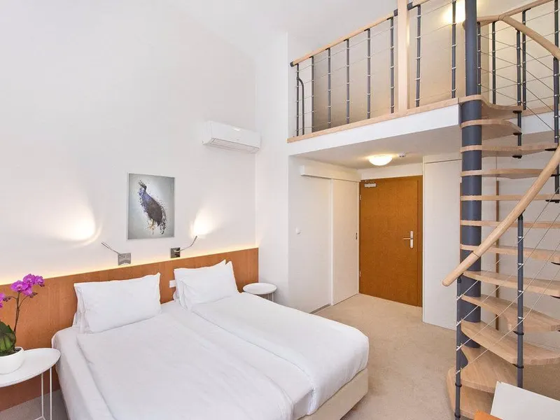 Stilvolles Studio mit Mezzanine | Klimaanlage und Parkplatz – Foto 1
