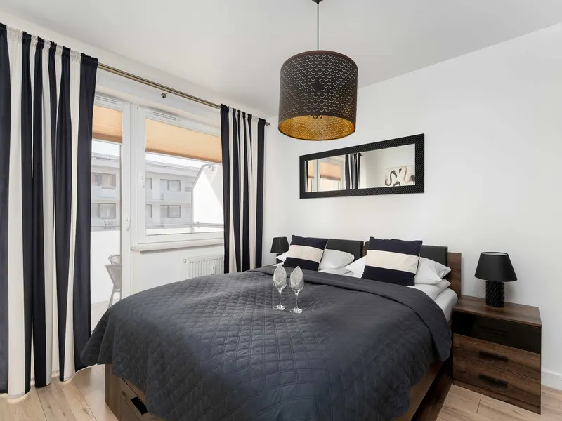 Jasny Apartament | Blisko Plaży, Balkon i Siłownia – zdjęcie 1