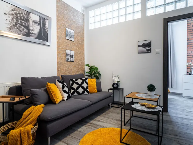 Przestronny Apartament w Centrum | 3 Sypialnie i Miejsce do Pracy – zdjęcie 1