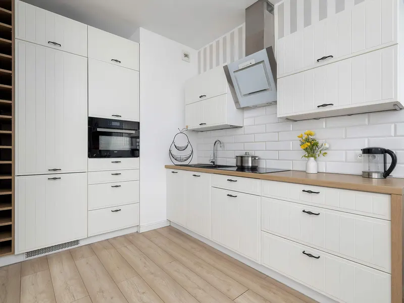 Stilvolle Wohnung mit Balkon | Parkplatz | Arbeitsplatz – Foto 3