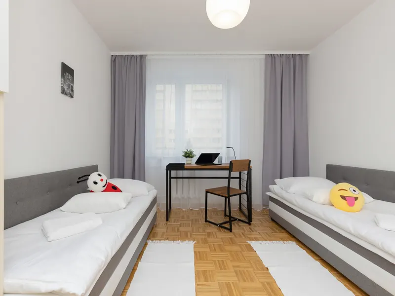 Przestronny Apartament | 2 Sypialnie, Balkon, Miejsce do Pracy – zdjęcie 4