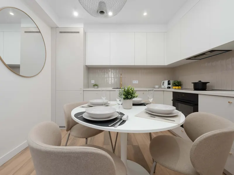 Przestronny Apartament | 4 Sypialnie | Blisko Centrum – zdjęcie 3