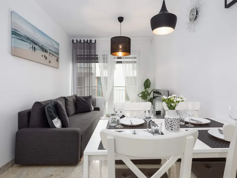 Apartament z Sypialnią i Balkonem | 1,5 km do Plaży – zdjęcie 1