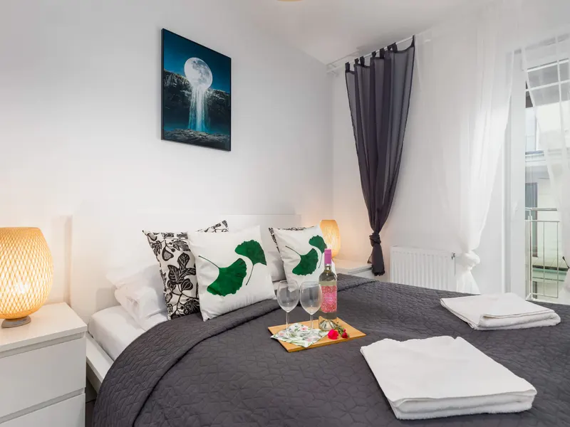 Apartament z Sypialnią i Balkonem | 1,5 km do Plaży – zdjęcie 4
