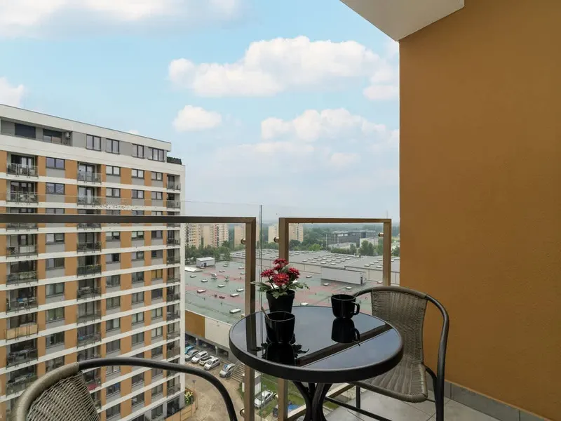 Apartment with Balcony on the 10th Floor | Parking and Neighborhood View – photo 5