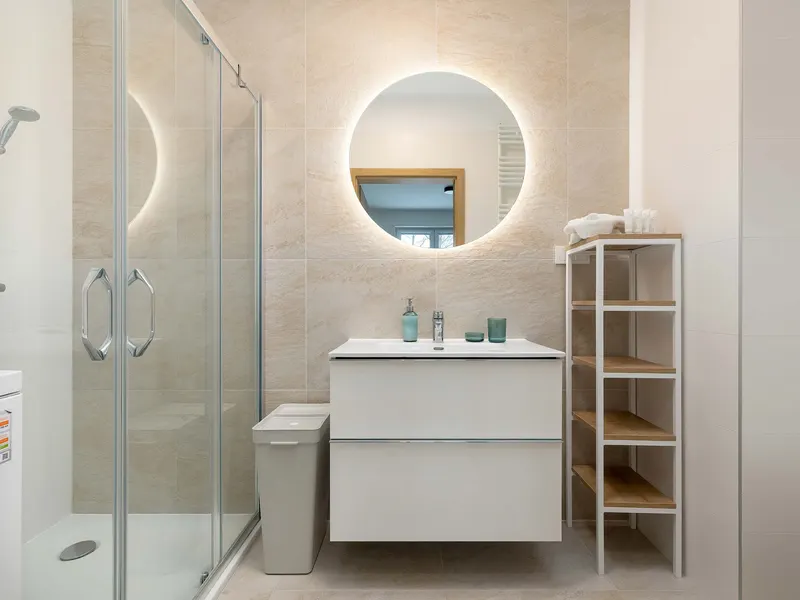 Nadmorski Apartament blisko plaży | Balkon i Klimatyzacja – zdjęcie 5