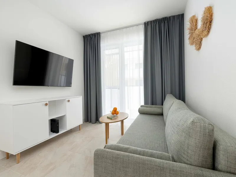 Nadmorski Apartament blisko plaży | Balkon i Klimatyzacja – zdjęcie 1