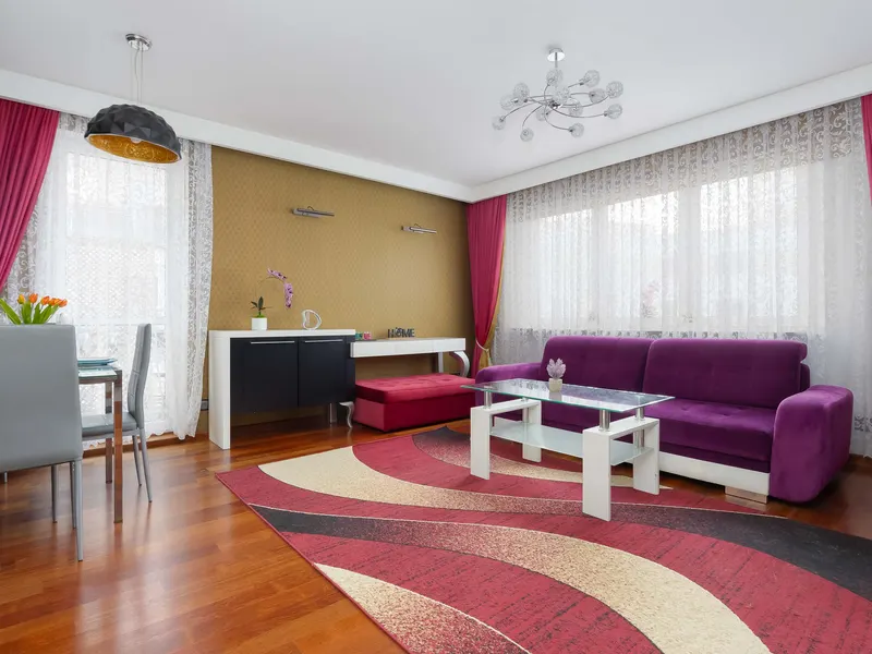 Geräumige Wohnung mit 2 Schlafzimmern | Parkplatz | Balkon | Arbeit – Foto 1