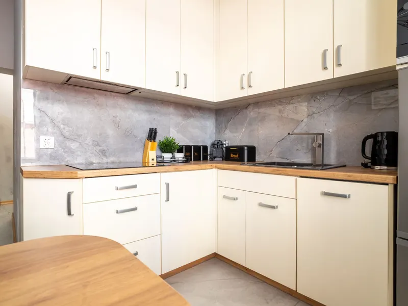 Apartament z 2 Sypialniami w Centrum | 800 m do Plaży – zdjęcie 3