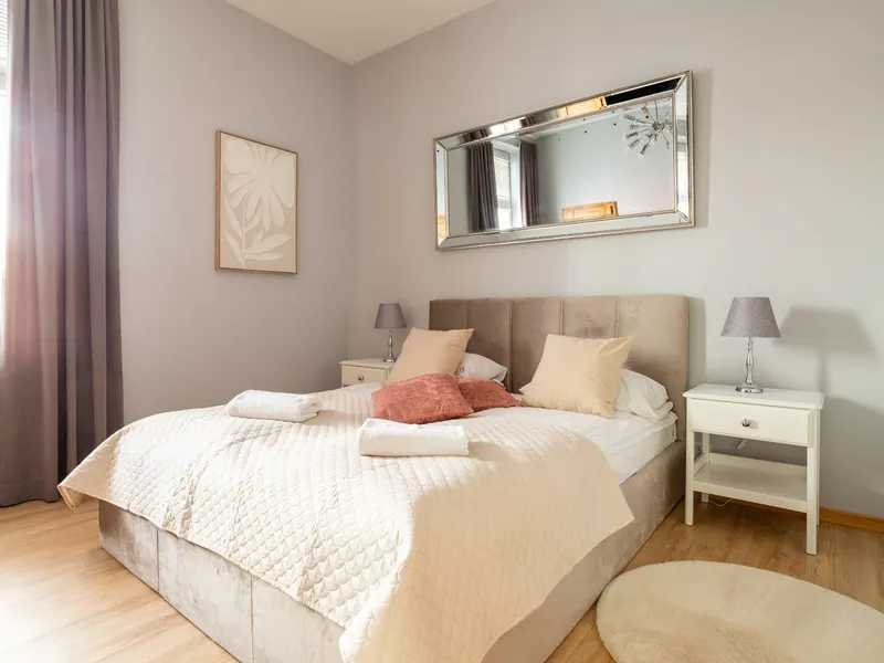 Apartament z 2 Sypialniami w Centrum | 800 m do Plaży – zdjęcie 2