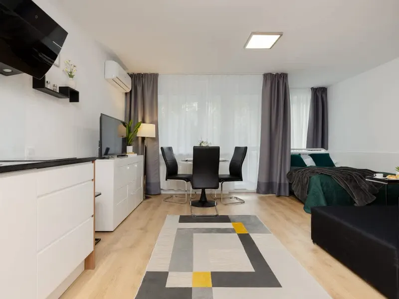 Air-conditioned Studio with a Balcony | Close to Pola Mokotowskie – photo 2