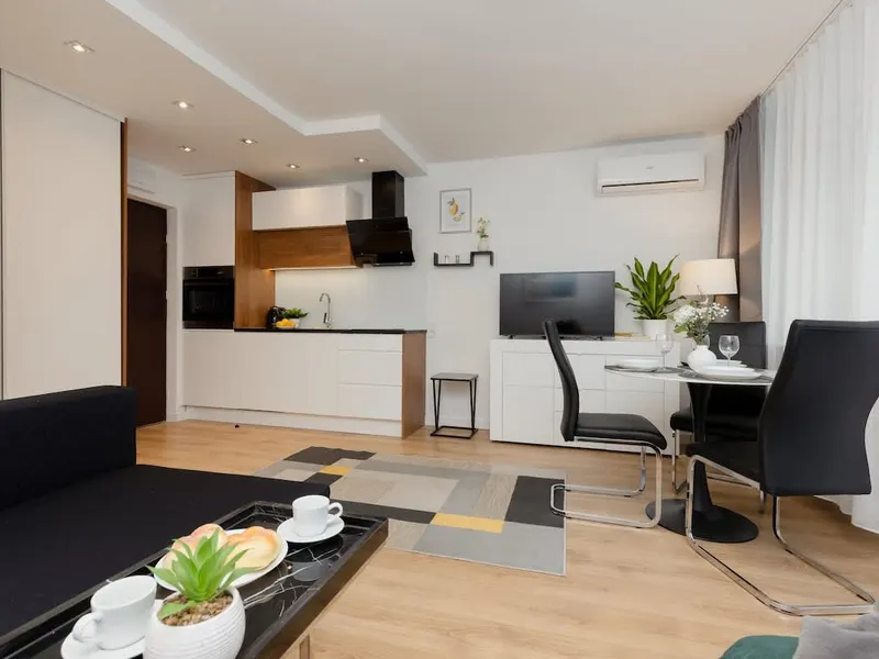 Air-conditioned Studio with a Balcony | Close to Pola Mokotowskie – photo 4