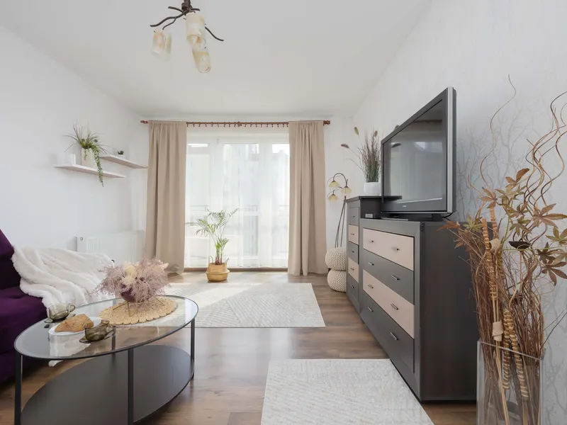 Spacious Apartment with Balcony | Parking | Close to Attractions – photo 1