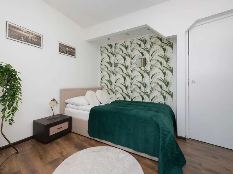 Spacious Apartment with Balcony | Parking | Close to Attractions – photo 2
