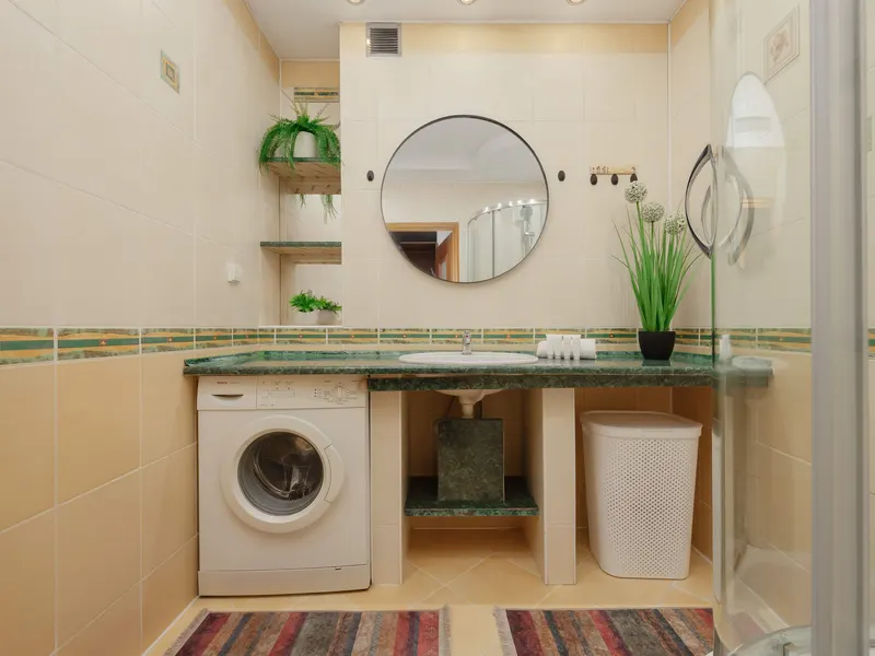 Spacious Apartment with Balcony | Parking | Close to Attractions – photo 4