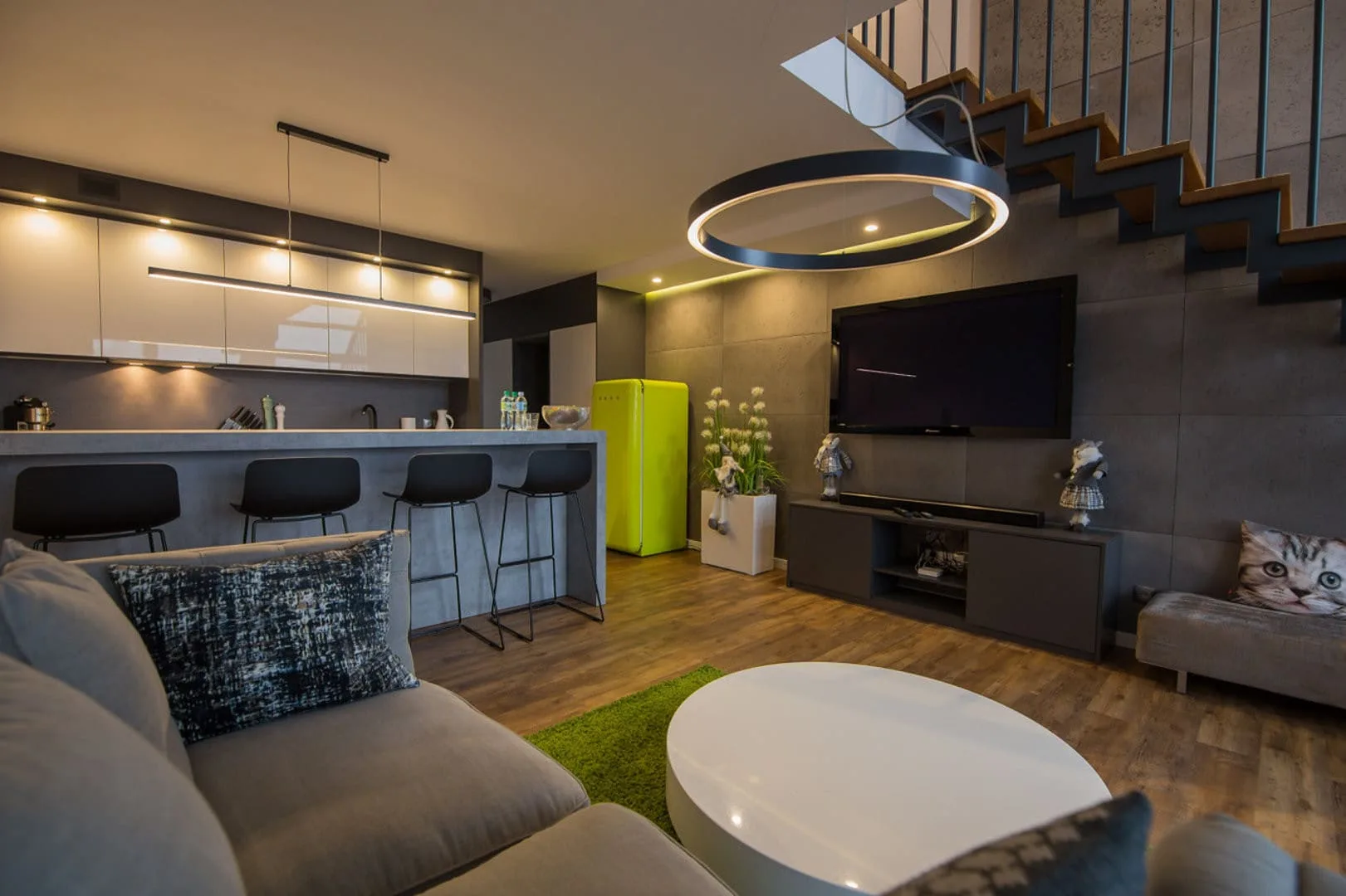 The interior of the living room combines modern furniture with warm lighting, creating a welcoming atmosphere for spending time together.