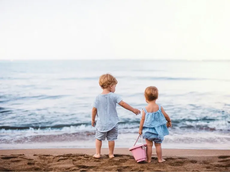 Małe dzieci na plaży, morze