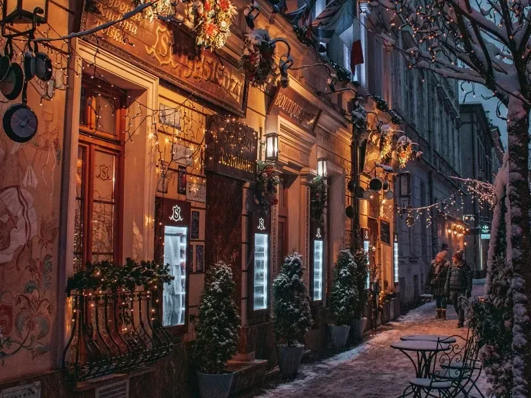 Kraków, zimowy wieczór, oświetlone kamienice