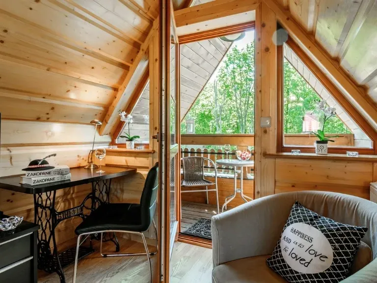 Apartament do pracy zdalnej w Zakopanem, biurko, wyjście na balkon