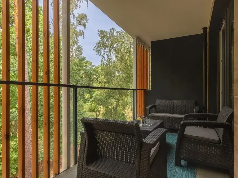 Balkon w apartamencie, meble ogrodowe, las
