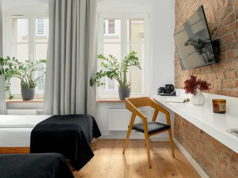 Wnętrze z biurkiem Apartamenty Schoeps Residence