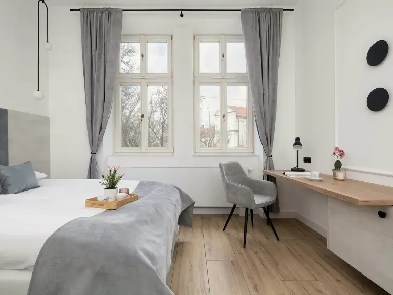 Wnętrze apartamentu, łóżko, biurko
