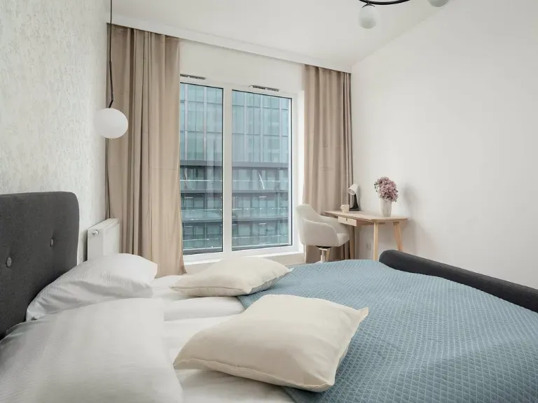 Wnętrze apartamentu, łóżko, biurko