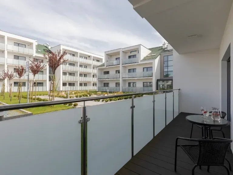 Balkon z widokiem na dziedziniec nowoczesnego kompleksu budynków