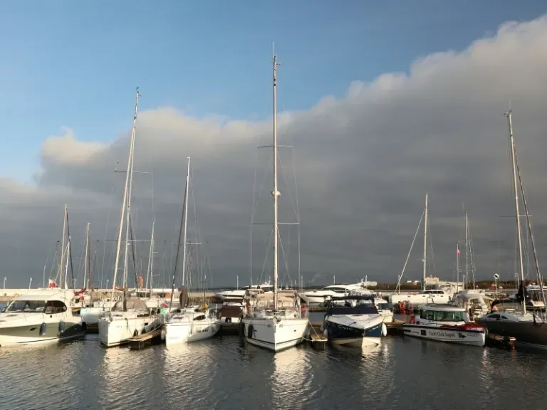 Łodzie, jachty nad brzegiem morza