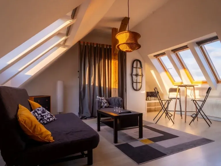 Apartament w Sopocie, poddasze, promienie słońca