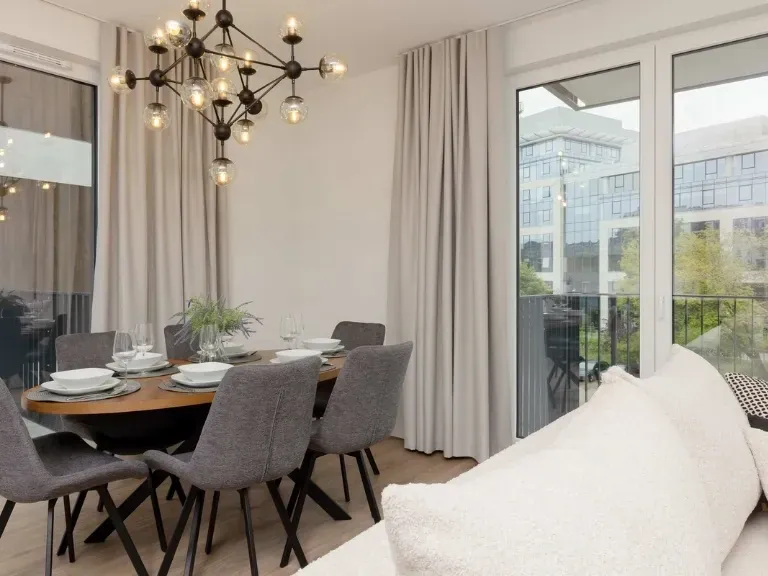 Wnętrze apartamentu, stół, sofa