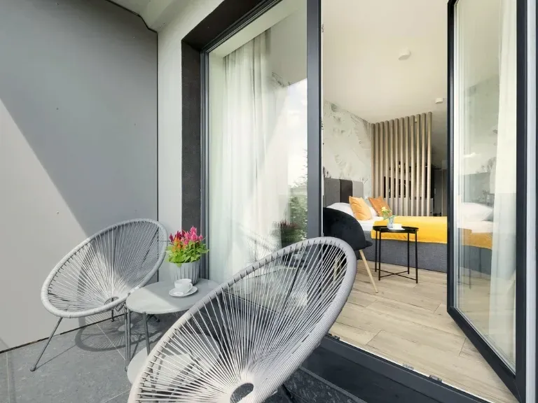 Balkon z leżakami, meblami ogrodowymi