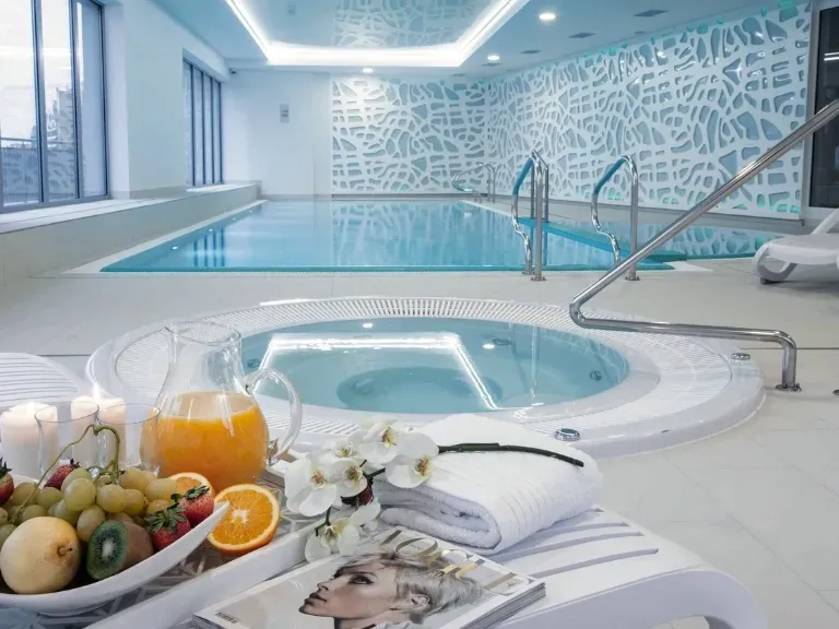 Strefa z jacuzzi, basen