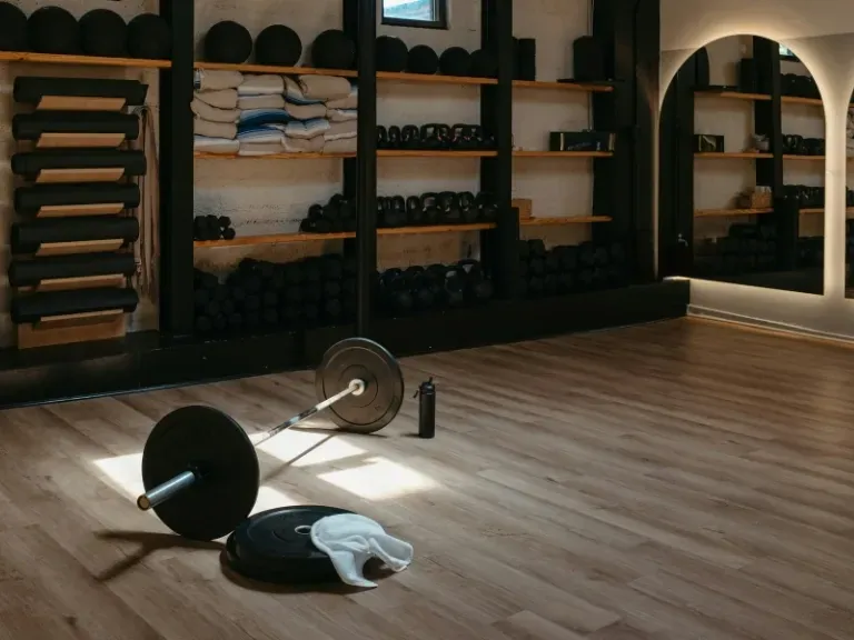 Pokój fitness, ciężary, lustra