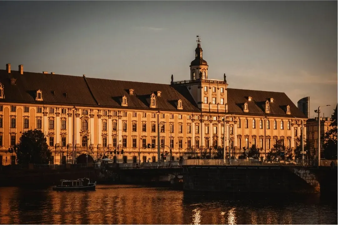 Uniwersytet we Wrocławiu o zachodzie słońca