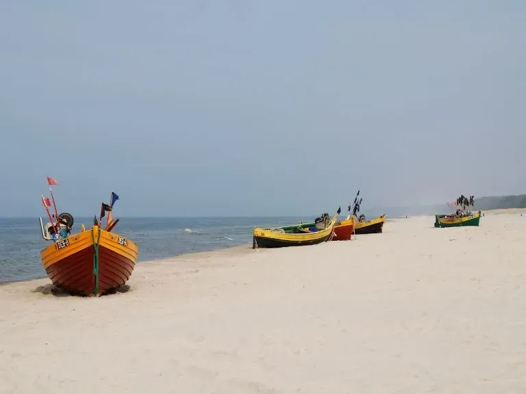 Dębki łodzie na plaży