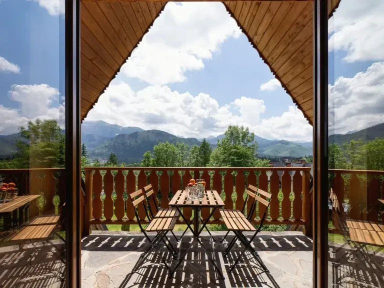 Balkon z meblami ogrodowymi, widok na góry