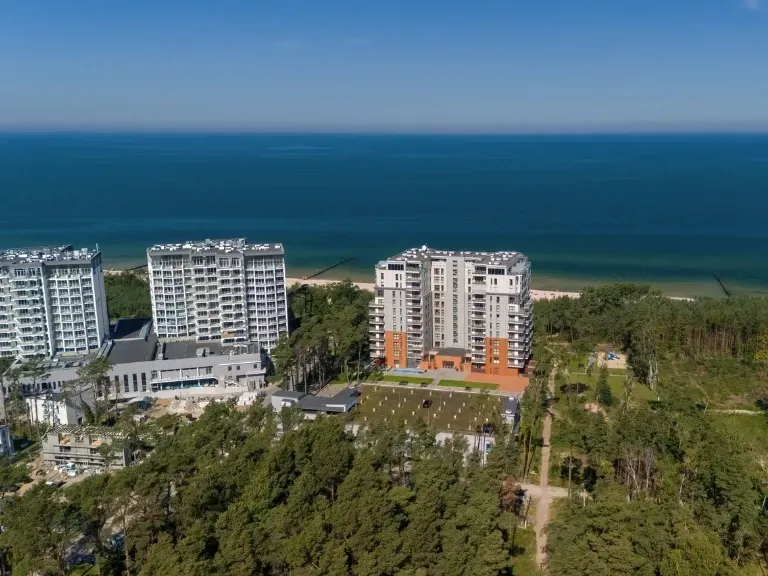 Dziwnówek, widok na morze, budynki w otoczeniu zieleni