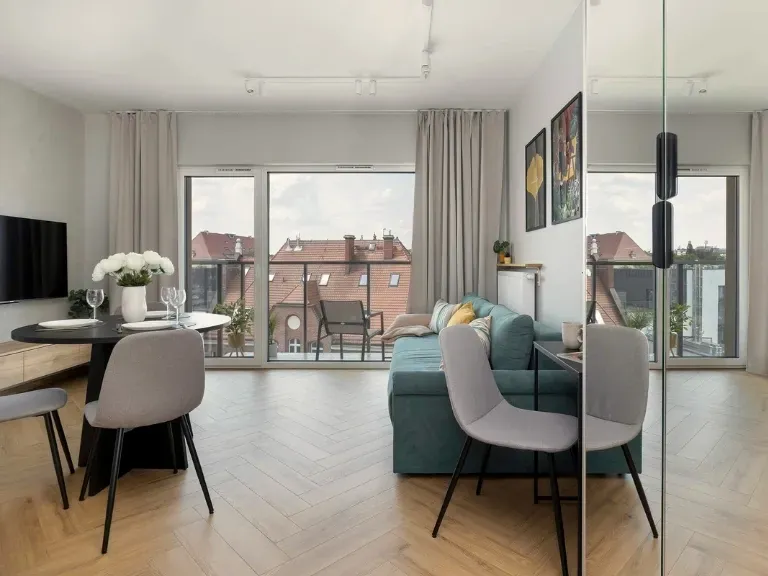 Wnętrze apartamentu, salon - odbicie w lustrze