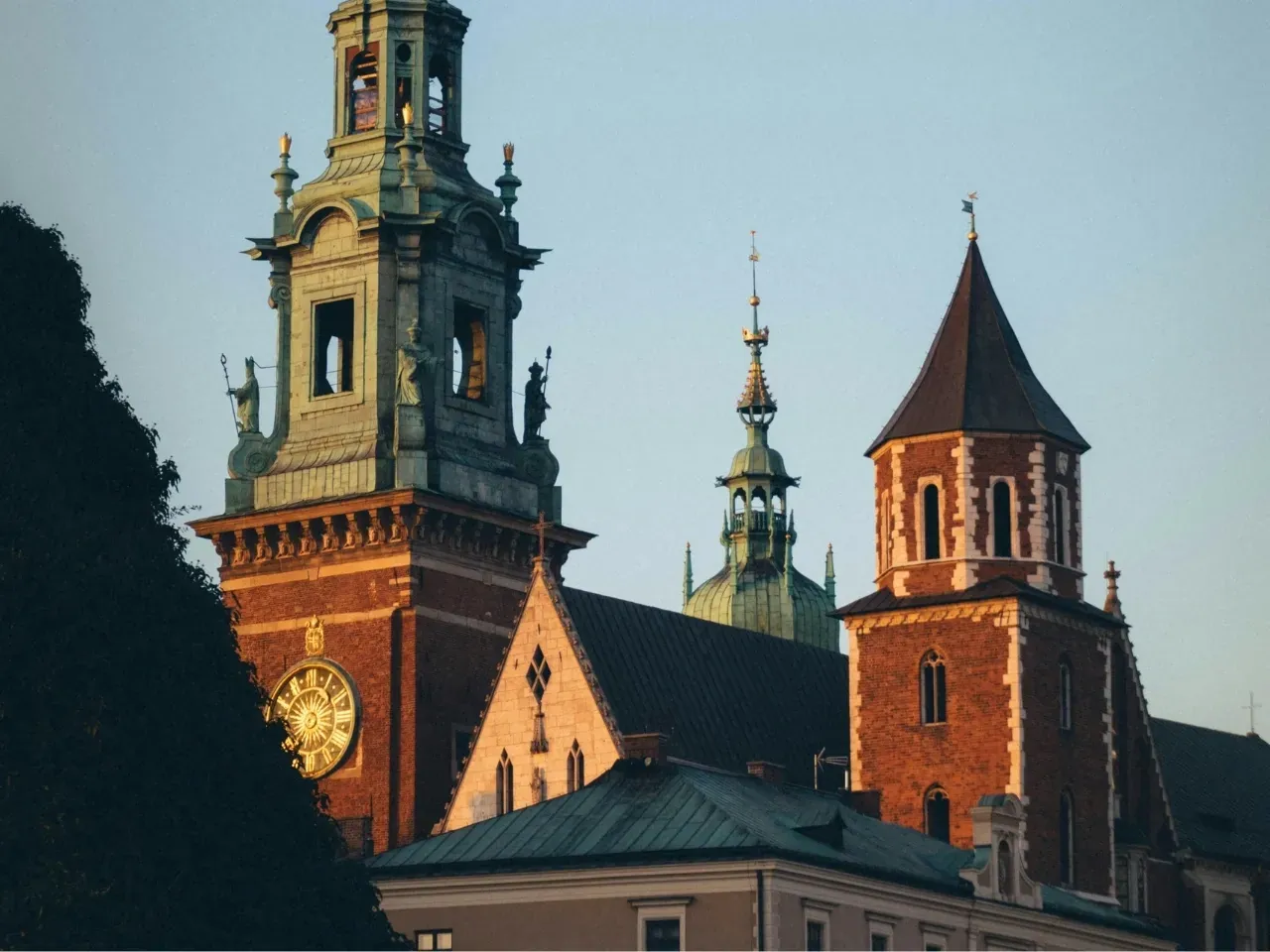 Wawel, wieże oświetlone promieniami zachodzącego słońca