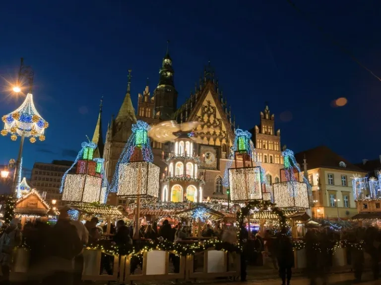Jarmark świąteczny z budkami, ratusz, Wrocław