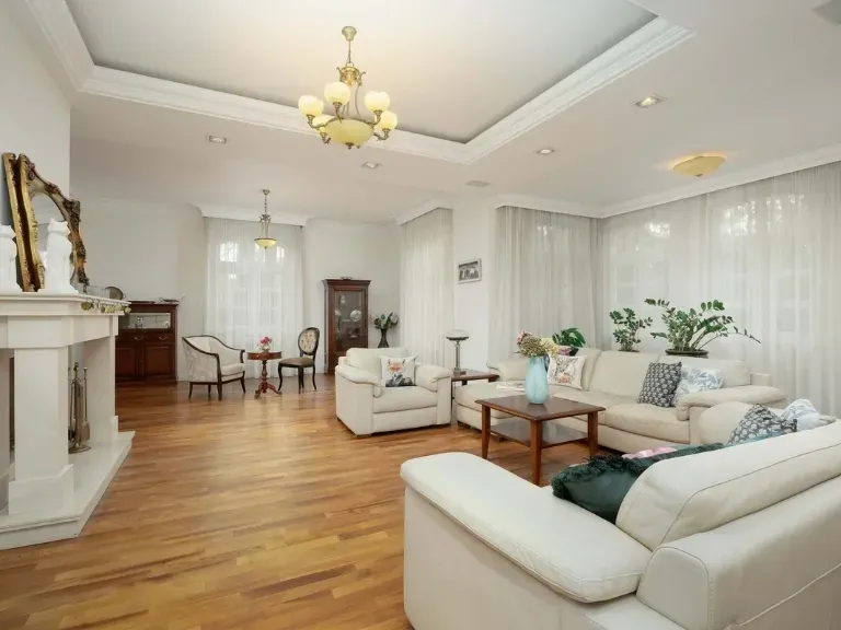 Apartament Konstancin-Jeziorna, jasny elegancki salon