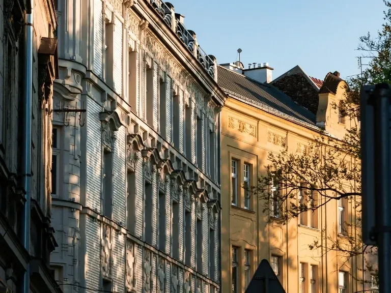 Kamienice w Krakowie oświetlone promieniami słońca