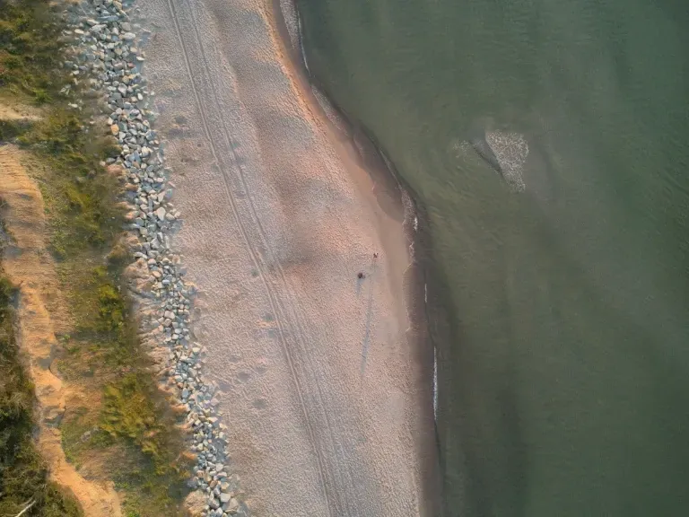 Widok na plażę i morze z drona, Niechorze