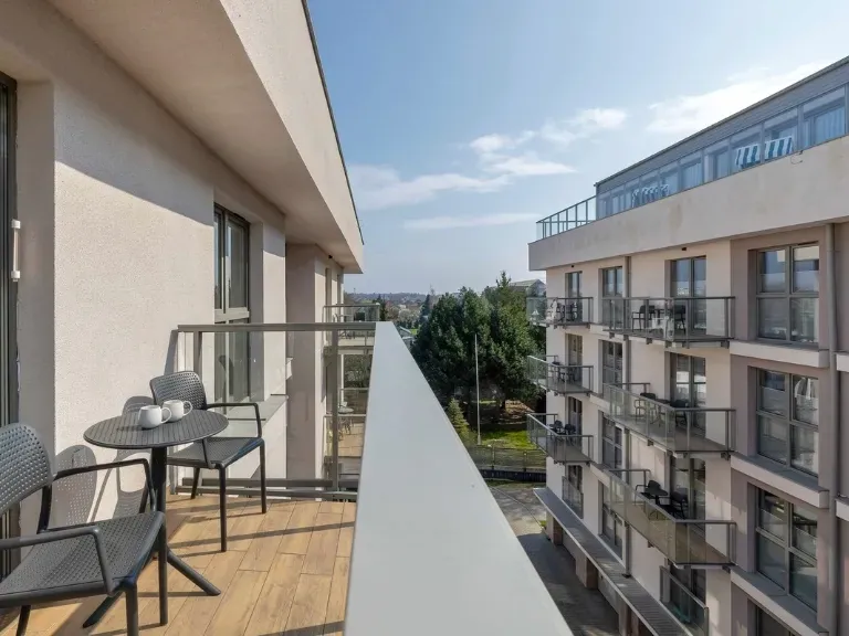 Balkon z meblami, budynek