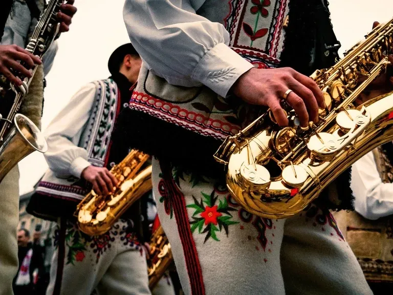 Orkiestra dęta w strojach ludowych