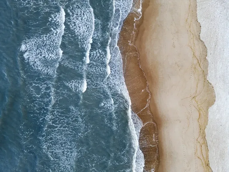 Morze i plaża z lotu ptaka