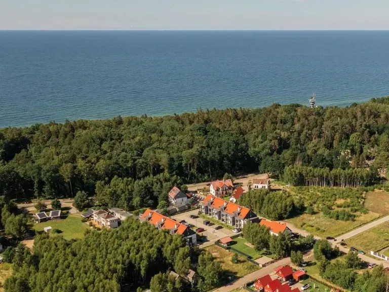 Widok na zieleń i morze w Niechorzu