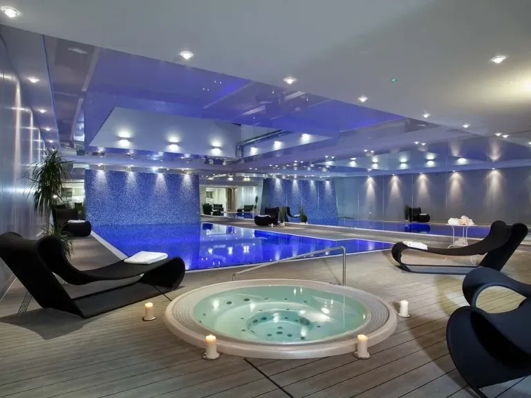 Basen wewnętrzny, podświetlony, jacuzzi, leżaki